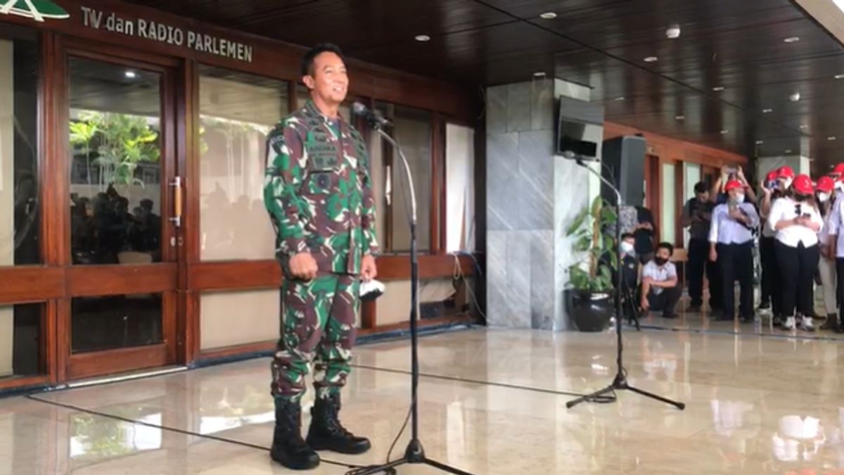 ابتسامة الجنرال أنديكا بيركاسا الكبيرة بعد أن وافق عليها DPR ليصبح قائد الجيش الوطني الإندونيسي