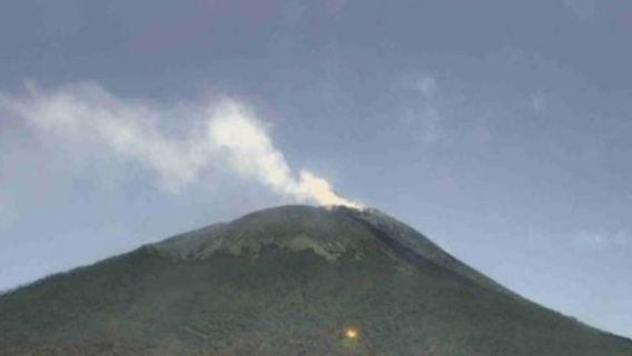 状态仍然保持警惕,火山爆发不再在NTT的Lewotolok山顶上可见