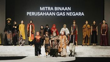 دعما للشركات المتناهية الصغر والصغيرة والمتوسطة المتقدمة ، تقدم PGN تسعة جهات فاعلة في مجال الأعمال المساعدة في موكب سورابايا 2025