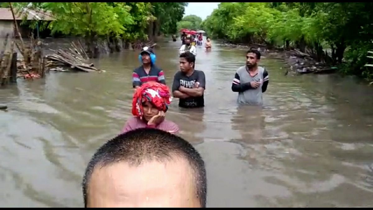 東スンバ洪水は2軒の家屋と230人の避難民を洗い流す