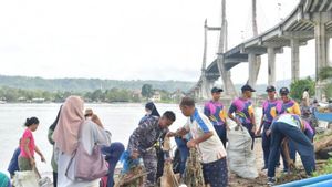 Tim Gabungan Termasuk Prajurit Lantamal IX Bersihkan 5 Ton Sampah dari Teluk Ambon