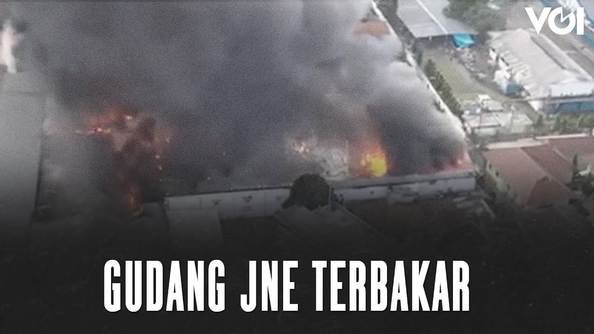 ビデオ:伝えられるところによると、電気短絡、デポックJNE倉庫が燃やされた
