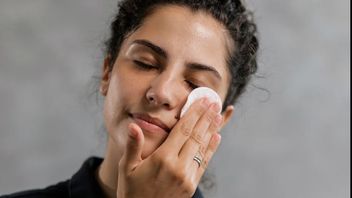 化学物質は必要ありません、これは顔のトナーの代替品として使用できる5つの天然成分です