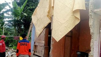 كما ألحق زلزال يوم الجمعة ديني هاري أضرارا بمنزل في سوكابومي كاباندونغان