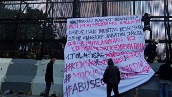 Hundreds Of Masses Of The Indonesian People's Movement Alliance Hold 'Black Action February Dark' In Front Of The DPR RI Building