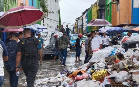 Pj Wali Kota Ambon Memulai Tugas Cek Tumpukan Sampah di Pasar Mardika yang Mengganggu