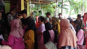 Press Stunting Rate, East Jakarta Police Distribute Basic Food To Hundreds Of Klender Residents
