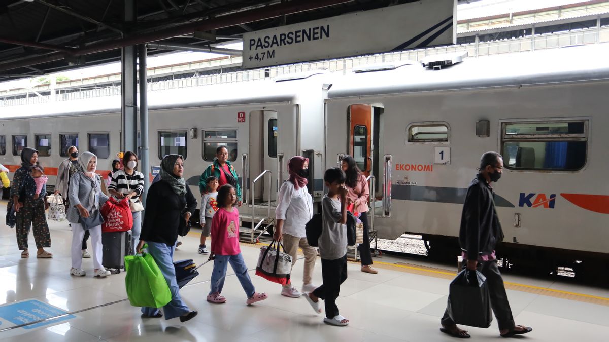 Tiket Kereta Lebaran Terjual 2,9 Juta, Bos KAI: Penumpang Didominasi Perempuan