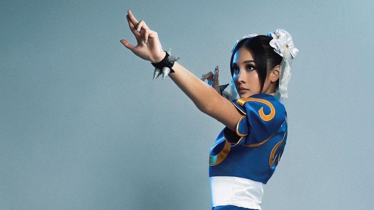 Portrait d’Anya Geraldine costume en hallway, cosplay devient une personnalité du Street Fighter Game