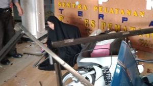 Viral Seorang Wanita Bercadar Tabrakkan Diri ke Kantor Polisi, Abu Janda: Jangan Salahkan Orang Takut dengan Cadar