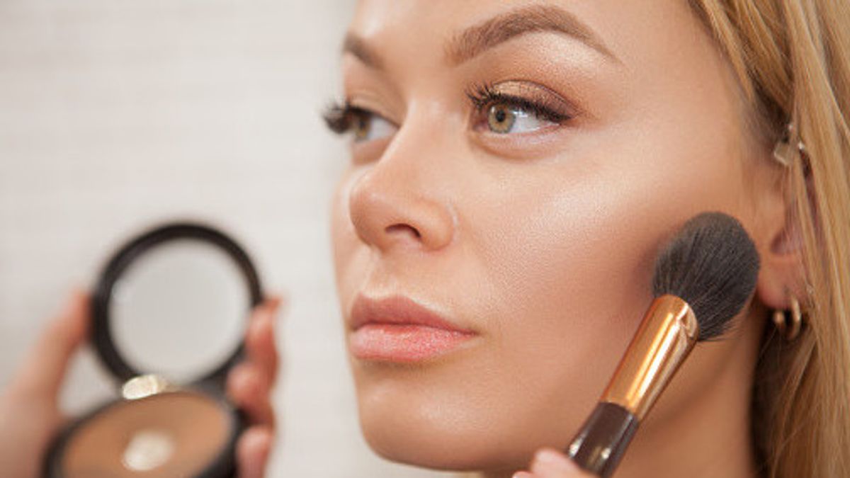 Coba Trik <i>Contouring Makeup</i>? Ketahui Cara dan Keunggulannya