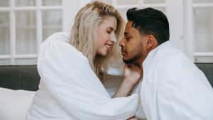 Agar Hubungan Seksual Bersama Pasangan Makin Intim, Coba Lakukan 5 Gerakan <i>Foreplay</i> Ini 