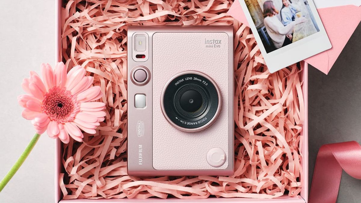 Fujifilm Presents The 'CENTLE ROSE' Mini Evo Instax For The Indonesian Market