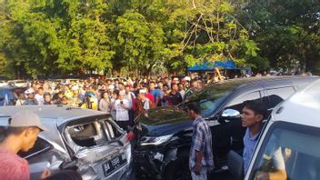 La Police écrase 6 Voitures à Padang En Justice