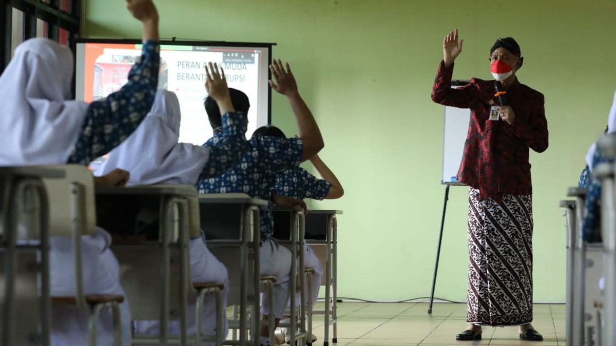 'Mak Izinkan Anakmu Jadi Musuh Koruptor', Isi Stiker Ganjar Pranowo untuk Siswa SMAN 15 Semarang