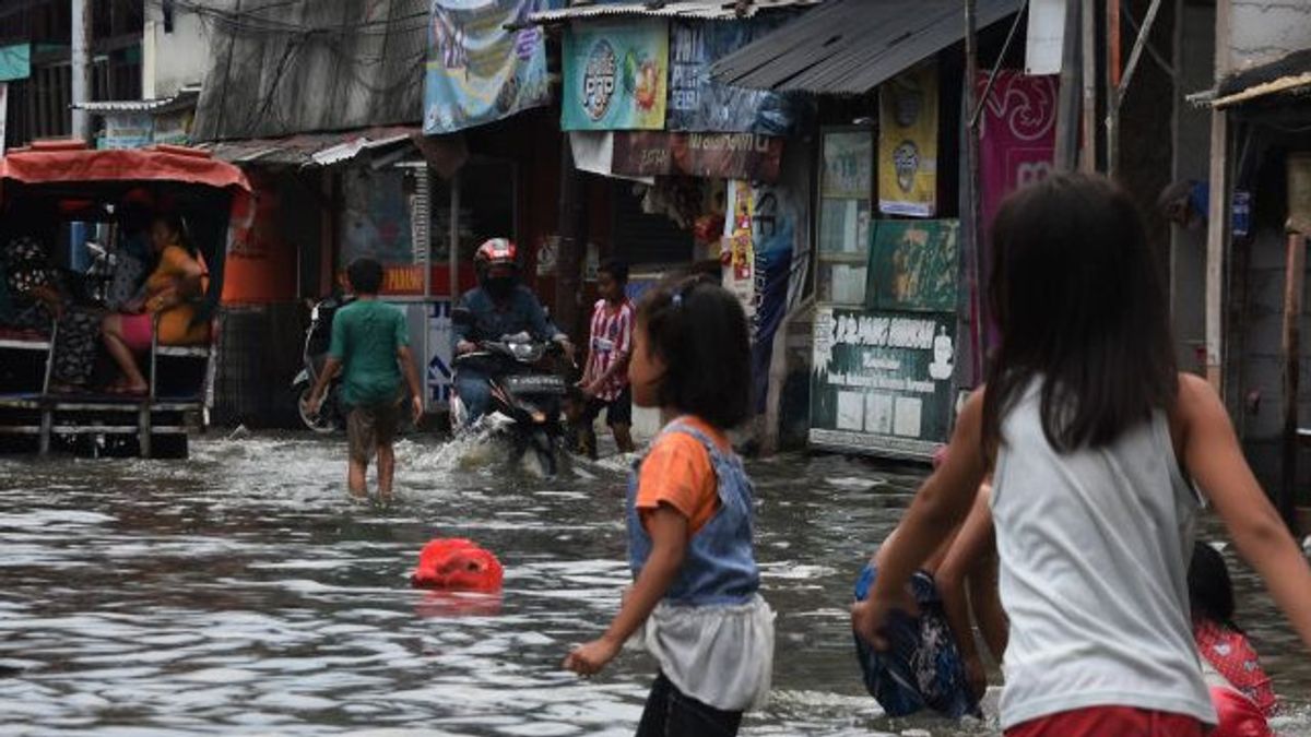 BPBD DKI Siagakan Perahu dan Pelampung di Kelurahan Rawan Banjir Rob