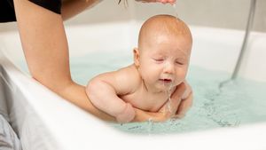 9 conseils pour que les cheveux du bébé se développent rapidement en une semaine