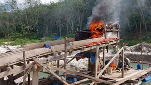 Aparat Gabungan Bakar 48 Rakit Tambang Emas Ilegal di Kuansing Riau