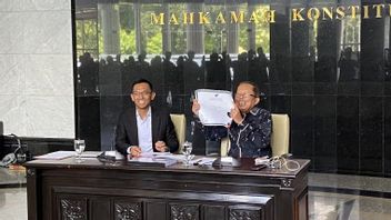 Hakim MK Arsul Sani Tunjukkan Ijazah Asli Usai Dilaporkan soal Ijazah Palsu