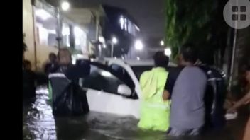 帰郷によって放棄され、住民の車は昨夜の大雨のために洪水に沈む