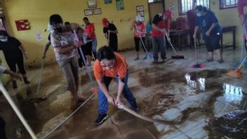 ミナハサ南東部の洪水残骸を住民が清掃するのを支援するために2,000台のASNを配備