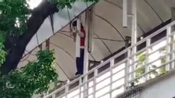 يقف على القطب JPO، امرأة في سينغكارنغ يحاول الانتحار