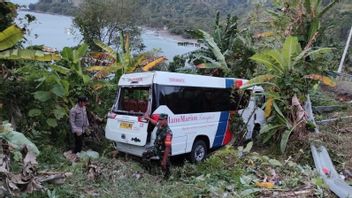 عشرات السياح ضحايا حادث سيارة السفر الذي انقلب على الصعود المبكر ل Cilegok عولج في مستشفى بالابوهانراتو