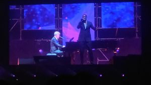 Mengenal “Bridge Over Troubled Water”, Lagu yang Dibawakan Josh Groban dan Brian McKnight di Konser David Foster