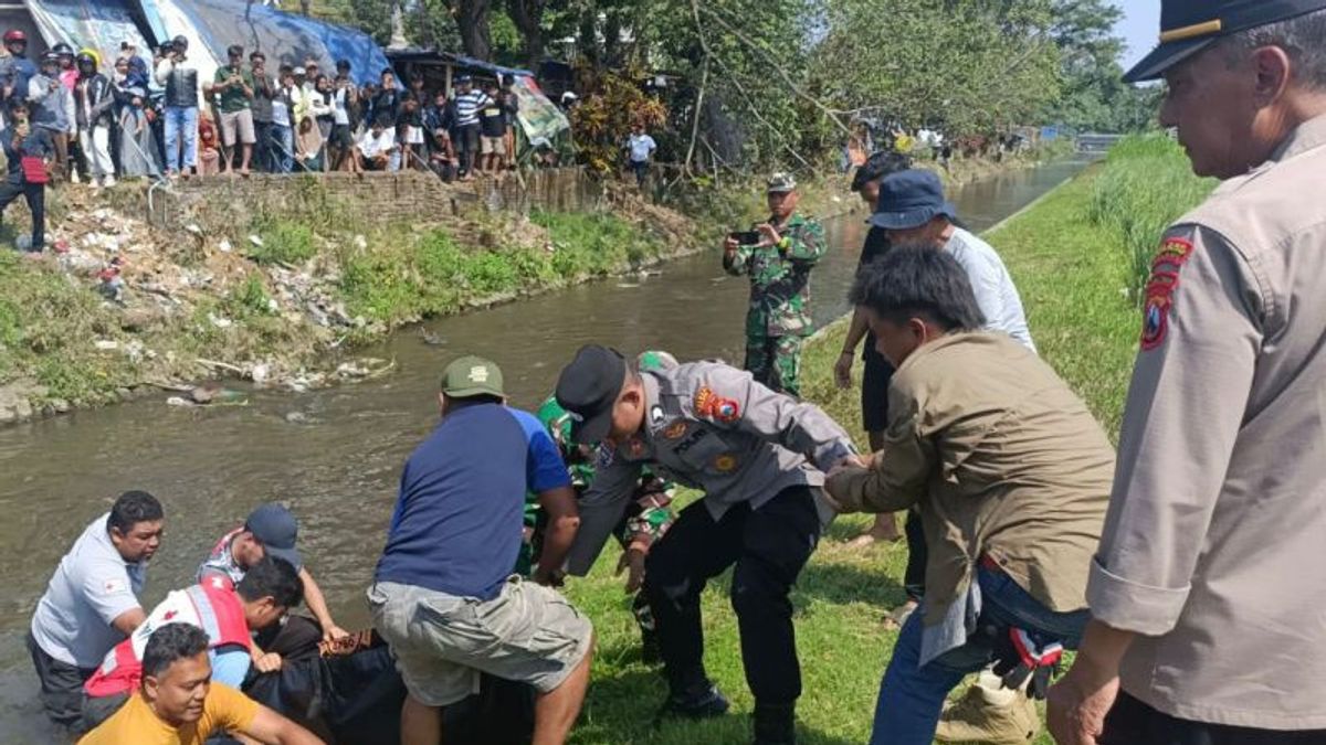 在Gondanglegi Kulon River Malang 发现的尸体未被解剖的家人,被视为灾难