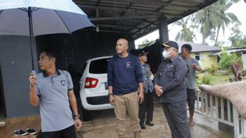 雨伴有强风损坏了东勿里洞居民的一些房屋