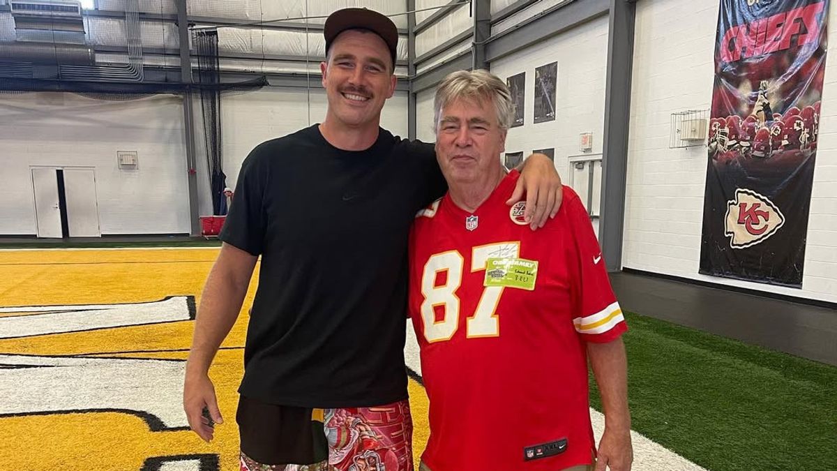 Ayah Travis Kelce Ungkap Taylor Swift Sudah Tunangan Sejak 2 Minggu Lalu