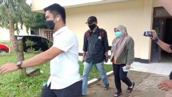 12 Heures Examinées Par KPK à Polda Sultra, Le Régent De Kolaka Est Andi Merya Nur Directement Amené à Jakarta