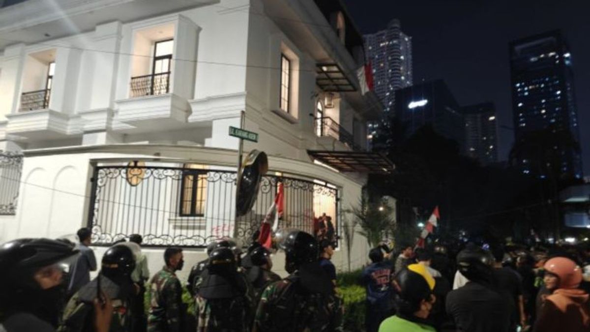 Polisi dan TNI Jaga Rumah Eko Patrio demi Ciptakan Suasana Kondusif