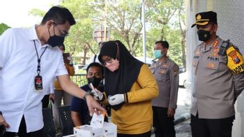 Police Hold Drug Tests For Dozens Of Bus Drivers In Surabaya