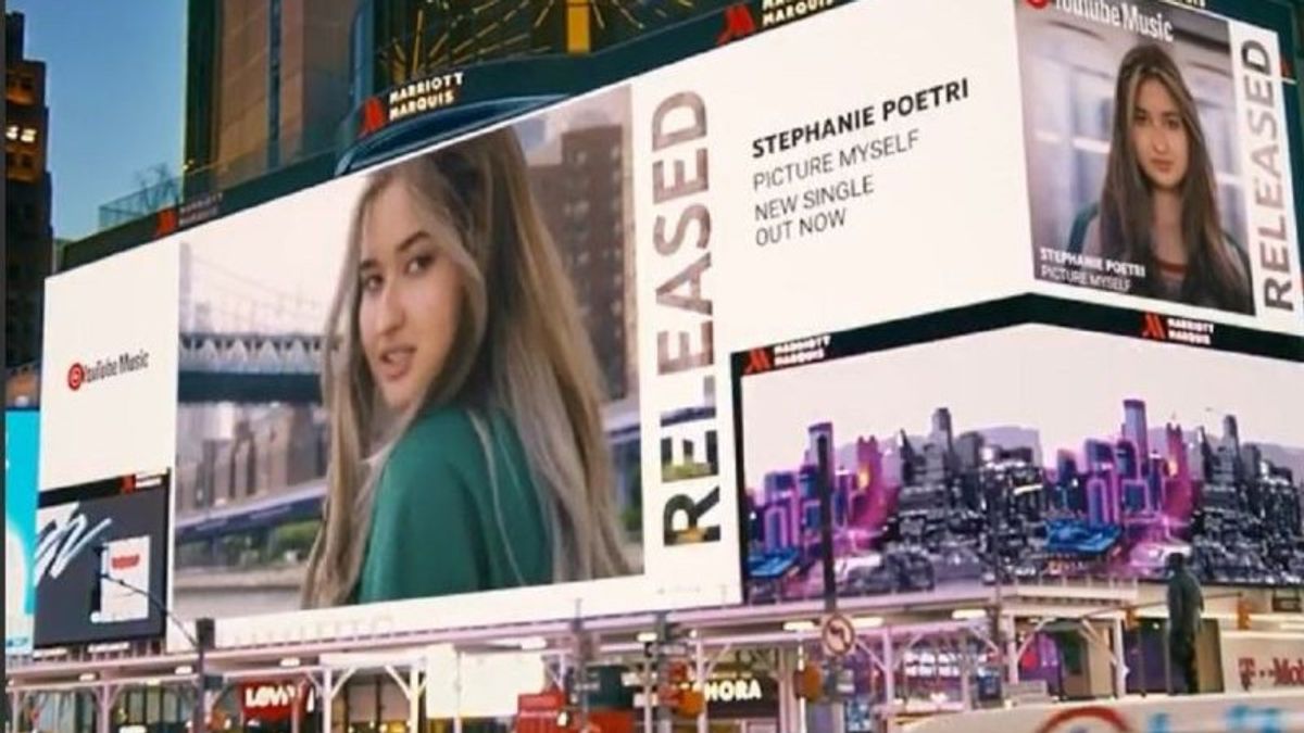 斯蒂芬妮·波特里·南邦迪广告牌 纽约时代广场 贝尔卡特·拉古 图片 我自己