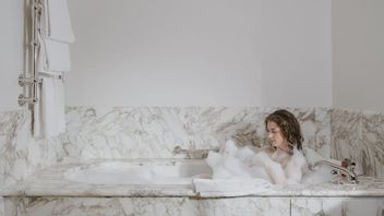 シャワーで長くいるのが好き?専門家は、それが幸せではない人の兆候だと言います