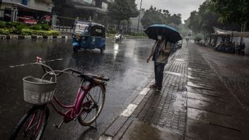 Sunny Cloudy Morning, West, South And East Jakarta Weather Is Predicted To Be Raining With Lightning Until In The Afternoon