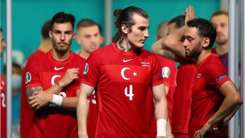 Berita Euro 2020: Tumbang di Hadapan Erdogan, Bek Turki Meminta Maaf 