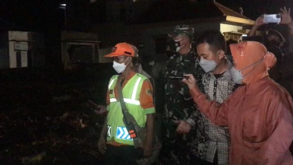 Social Minister Risma Observes The Flash Flood In Batu City, Provides Compensation For Victims And Heirs