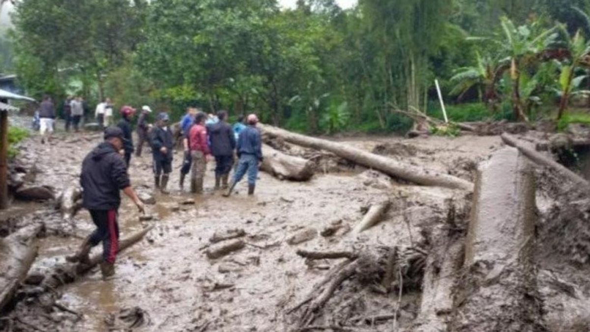 Cisarua Banjir Bandang، بيندونج كاتولامبا المتدفقة إلى جاكرتا لا تزال طبيعية