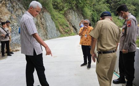 Temukan Retakan di Struktur, Ganjar Pranowo Duga Ada Penyimpangan di Proyek Betonisasi Jalan Lokidang