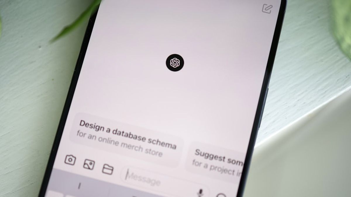 ChatGPT يعود إلى قمة متجر التطبيقات في الولايات المتحدة بعد أن تم تغيير موقفه من قبل كلود