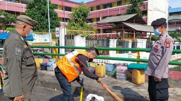 When Leaving The House Without Wearing A Mask, 42 Residents In Tamansari, West Jakarta, Were Sanctioned By Sweeping The Streets