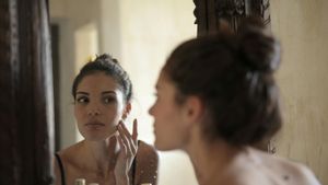 Bagian Wajah yang Sering Diabaikan untuk Pakai Sunscreen, Apa Itu?