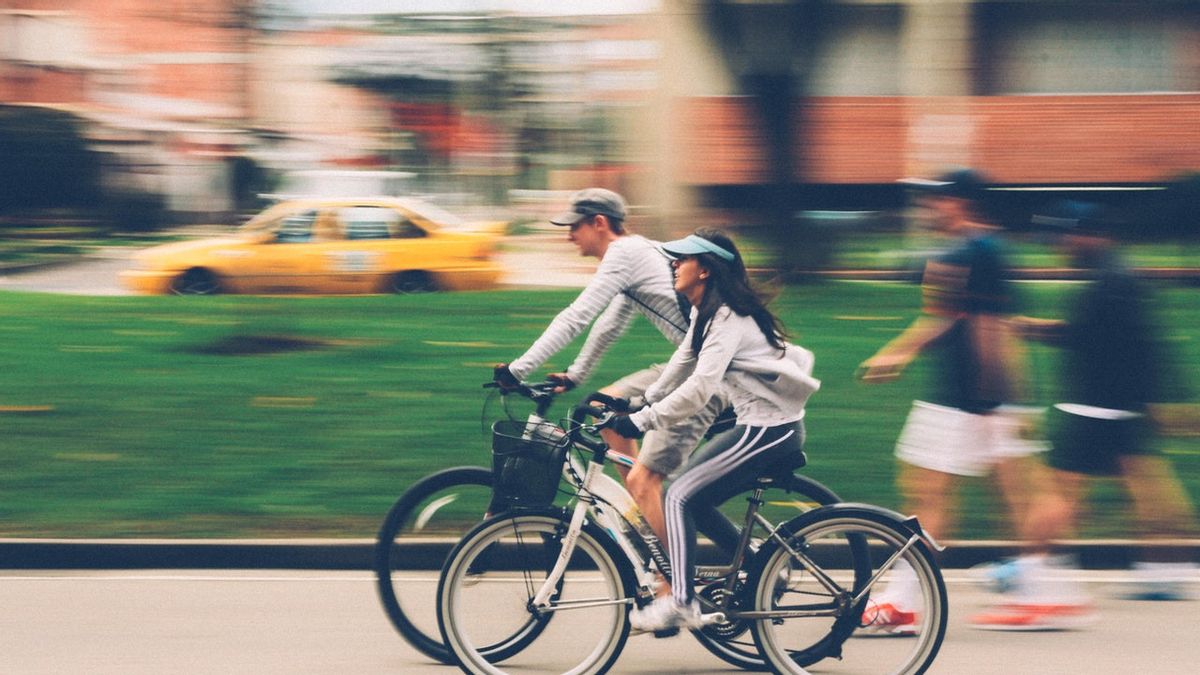 Agar Aman dan Selamat, Begini Tips Bersepeda di Jalan Raya