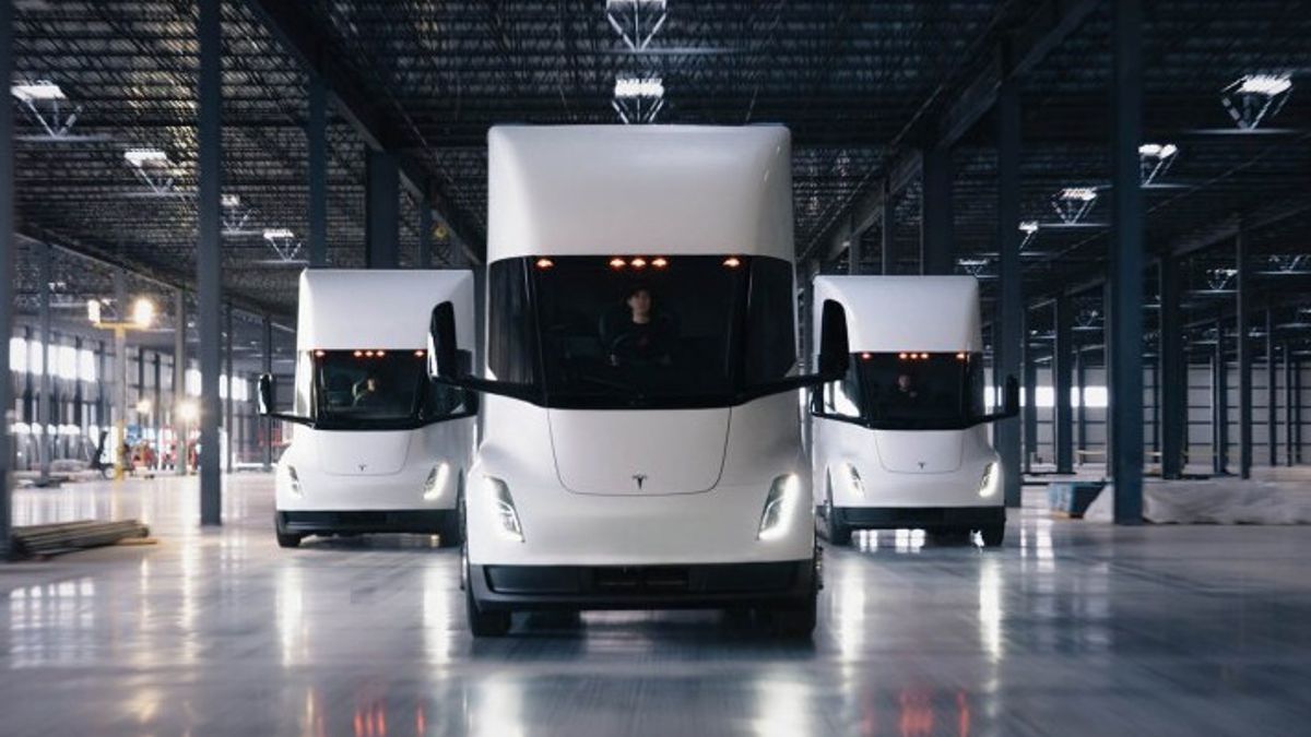 Tesla Semi電気トラックの待望の生産がネバダ州の専用工場で始まります