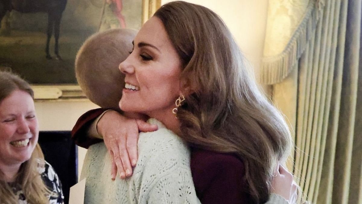 Appelé Très empathique, la geste de Kate Middleton lors de la rencontre avec des patients atteints de cancer attire l’attention