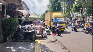 Trotoar untuk Pejalan Kaki di Kemayoran Berubah Jadi Lapak PKL dan Parkiran Mobil