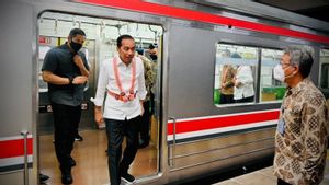 Presiden Jokowi Naik KRL Tinjau Infrastruktur Stasiun Tanah Abang