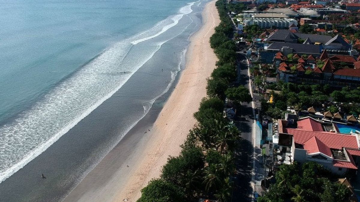 Kemenparekraf Serahkan Revitalisasi Toilet Pantai Kuta Bali